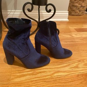 Blue velvet Steve Madden boot never worn!